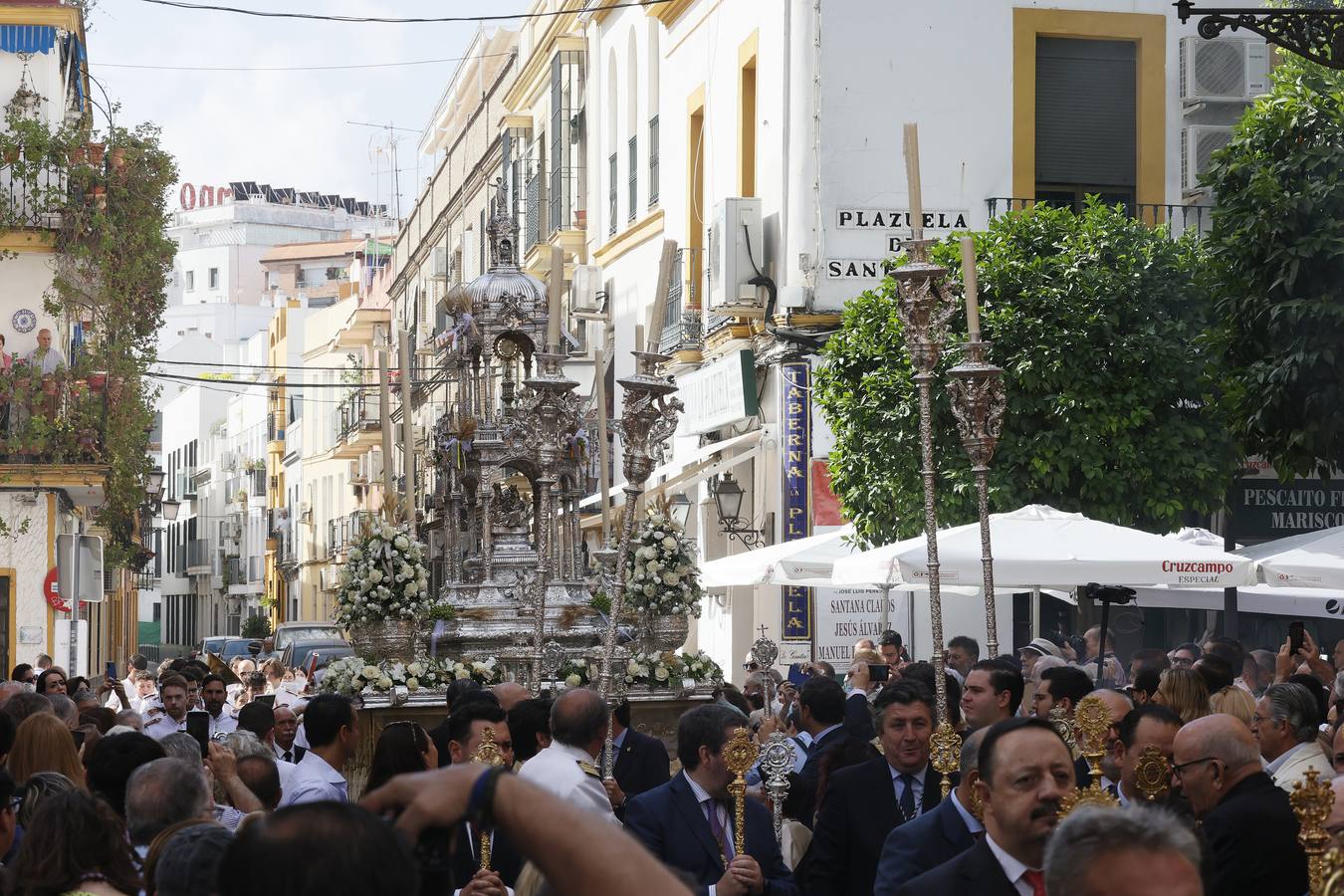 Procesión del Corpus Christi de Triana por las calles del barrio