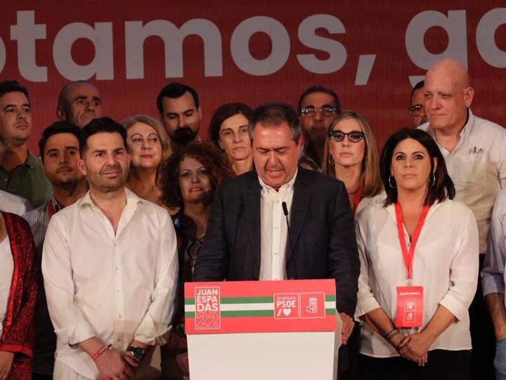 Noche para la reflexión en el PSOE, en imágenes