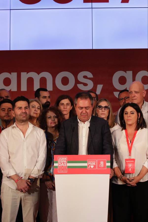 Noche para la reflexión en el PSOE, en imágenes