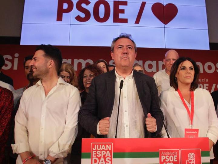 Noche para la reflexión en el PSOE, en imágenes