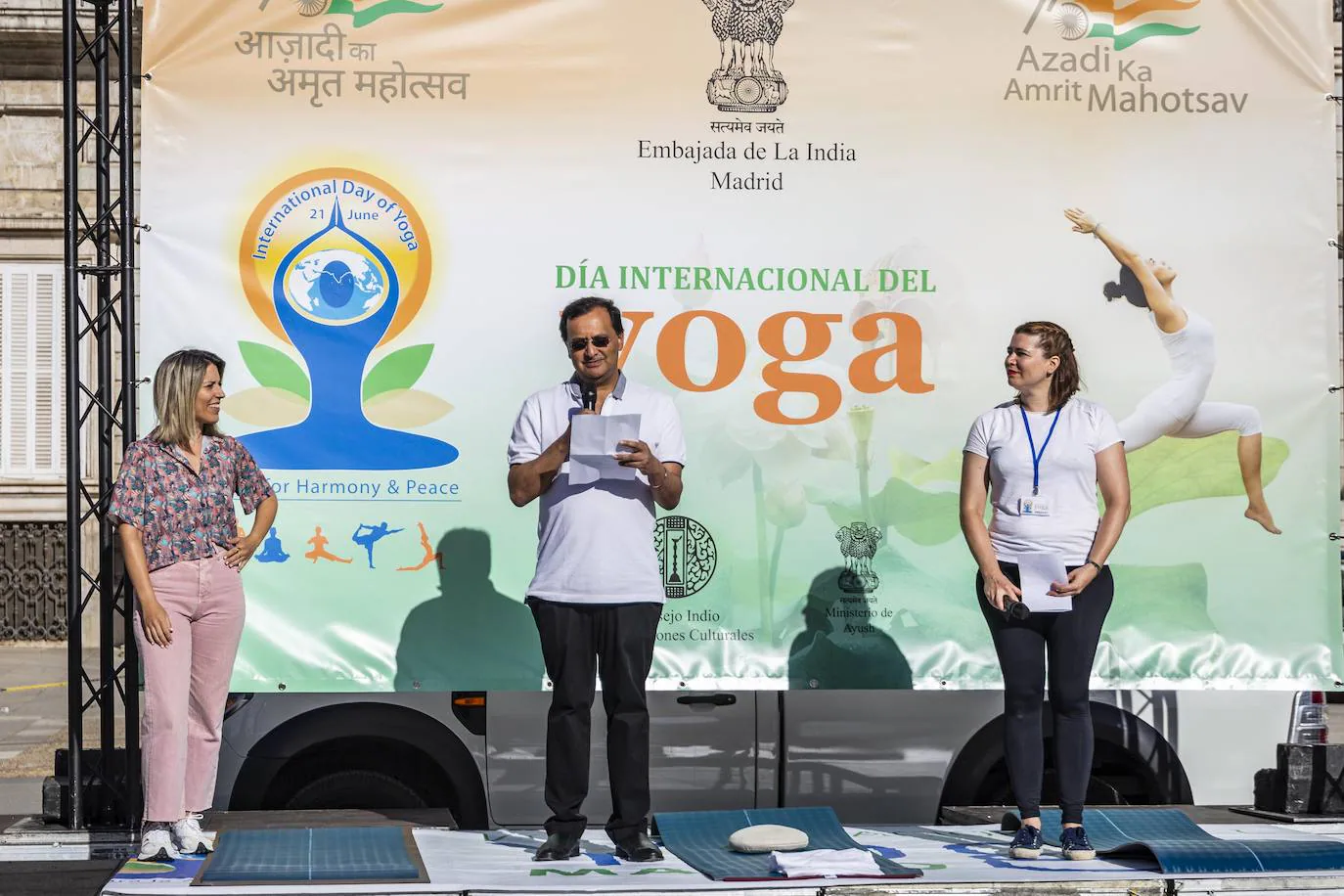 Bienvenida al embajador. El evento ha empezado a las 9 horas, con la bienvenida del embajador indio, Dinesh K. Patnaik, que ha inaugurado la sesión de yoga de 45 minutos. Al terminar, ha atendido a los medios de comunicación.