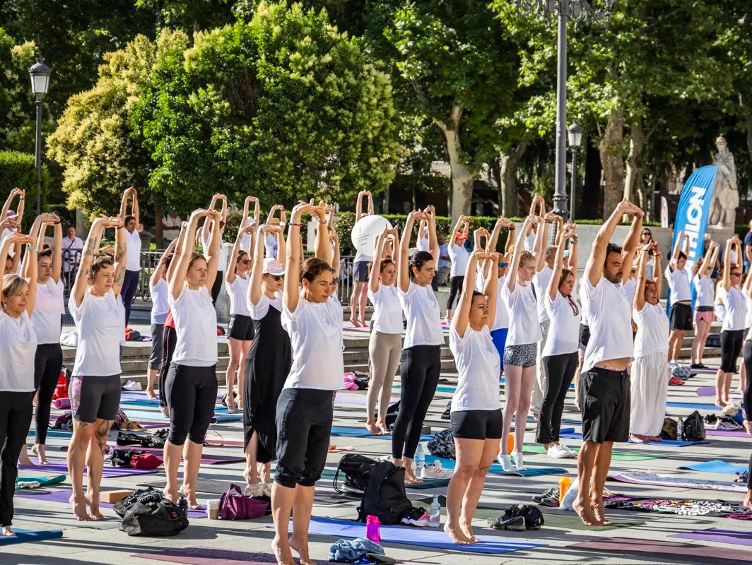 Un millar de personas medita en la plaza de Oriente por el día internacional del yoga