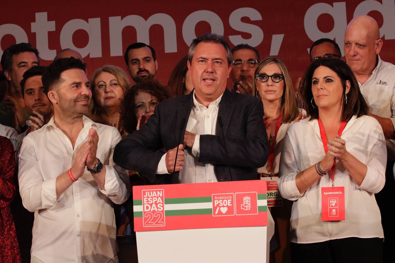 Noche para la reflexión en el PSOE, en imágenes