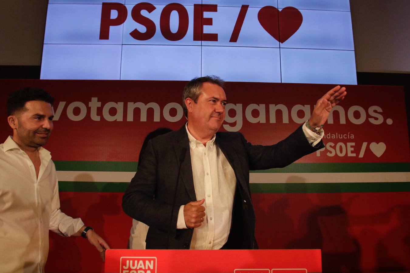 Noche para la reflexión en el PSOE, en imágenes