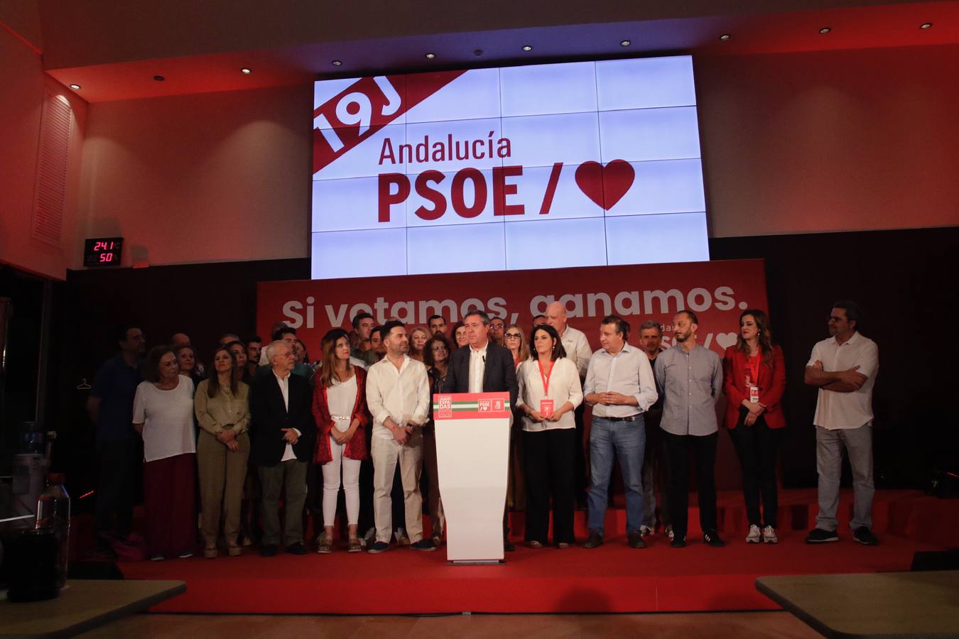 Noche para la reflexión en el PSOE, en imágenes