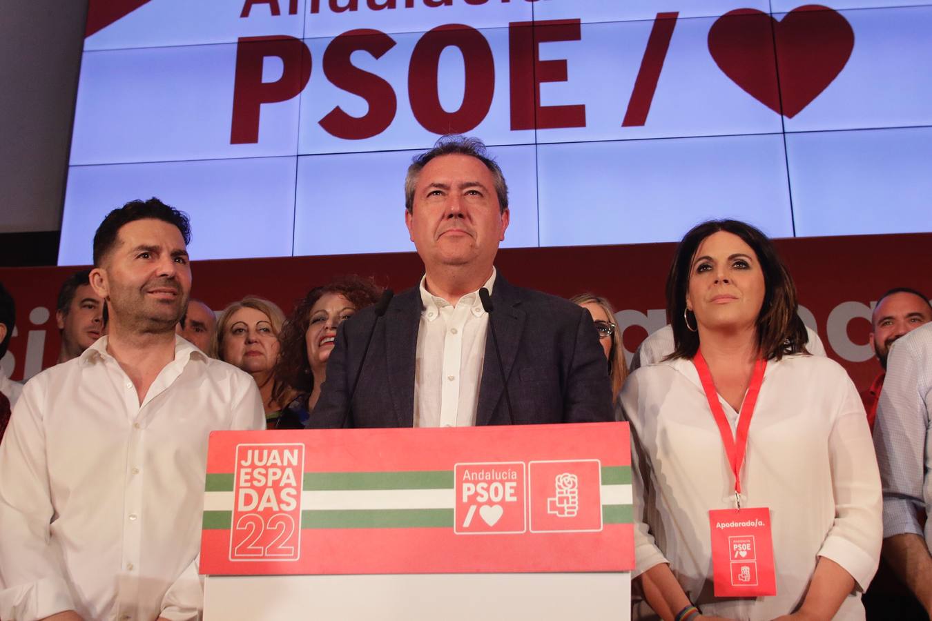 Noche para la reflexión en el PSOE, en imágenes