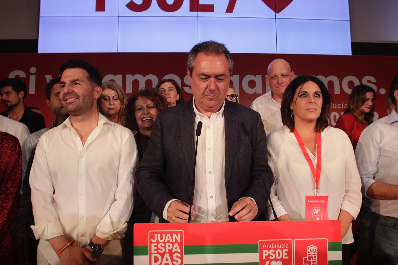 Noche para la reflexión en el PSOE, en imágenes