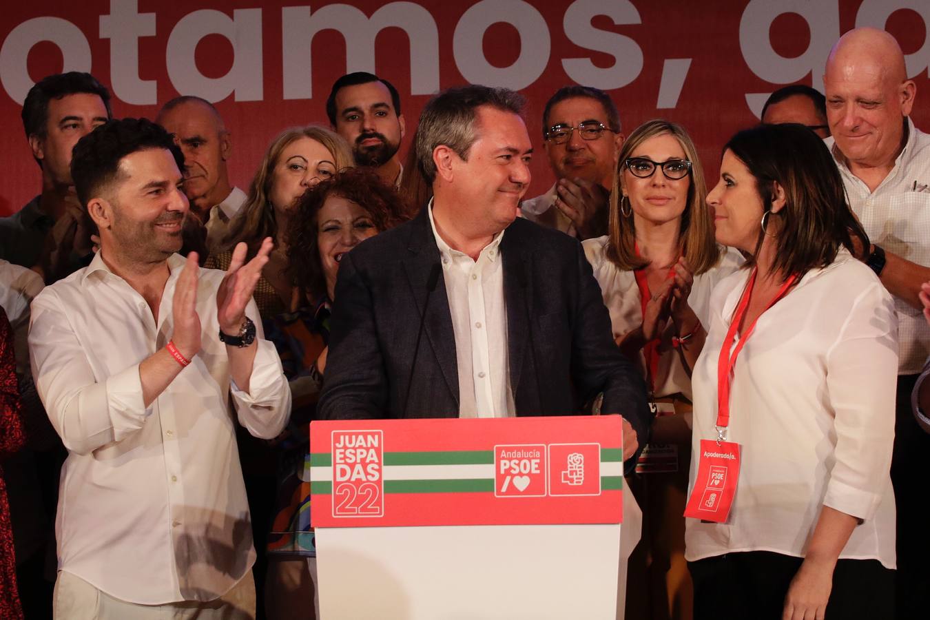 Noche para la reflexión en el PSOE, en imágenes