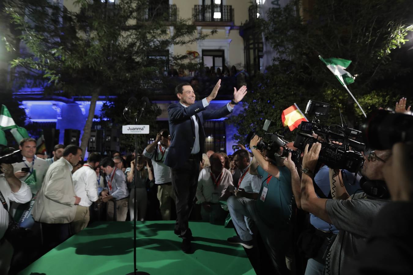 En imágenes, Juanma Moreno celebra su mayoría absoluta