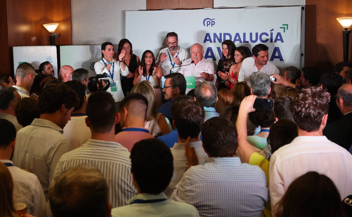 La emocionante noche electoral del PP de Córdoba, en imágenes