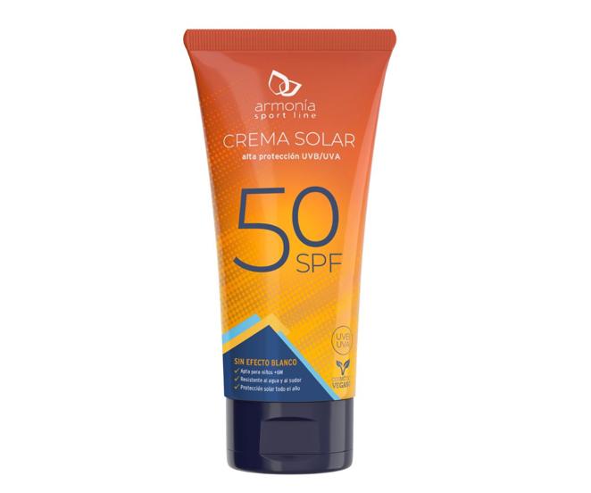 Crema solar Sport Line SPF 50 de Armonía Cosmética Natural. Una protección de textura ligera, rápida absorción y acabado transparente, que resulta ideal para practicar deportes al aire libre o disfrutar de un día de playa, sin que se pegue la arena. No tiene siliconas ni parabenos, es vegana y lo pueden usar niños a partir de los 6 meses. (19,90 €)