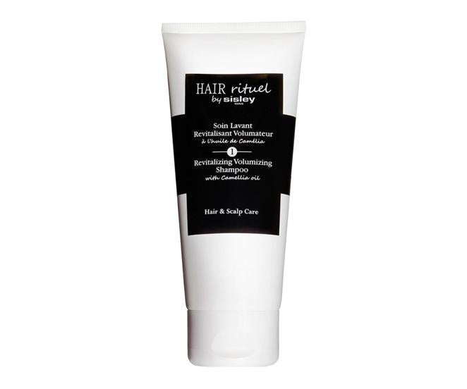 Champú voluminizador Soin Lavant Revitalisant à l'huile de Camélia de Sisley: 51,60 €, en El Corte Inglés (antes 64,50 €).. Limpia el cabello de forma suave, mientras le aporta las vitaminas y minerales necesarios para un aspecto sano y vital. Destaca por su textura fluida que se transforma en suave espuma en contacto con el agua.