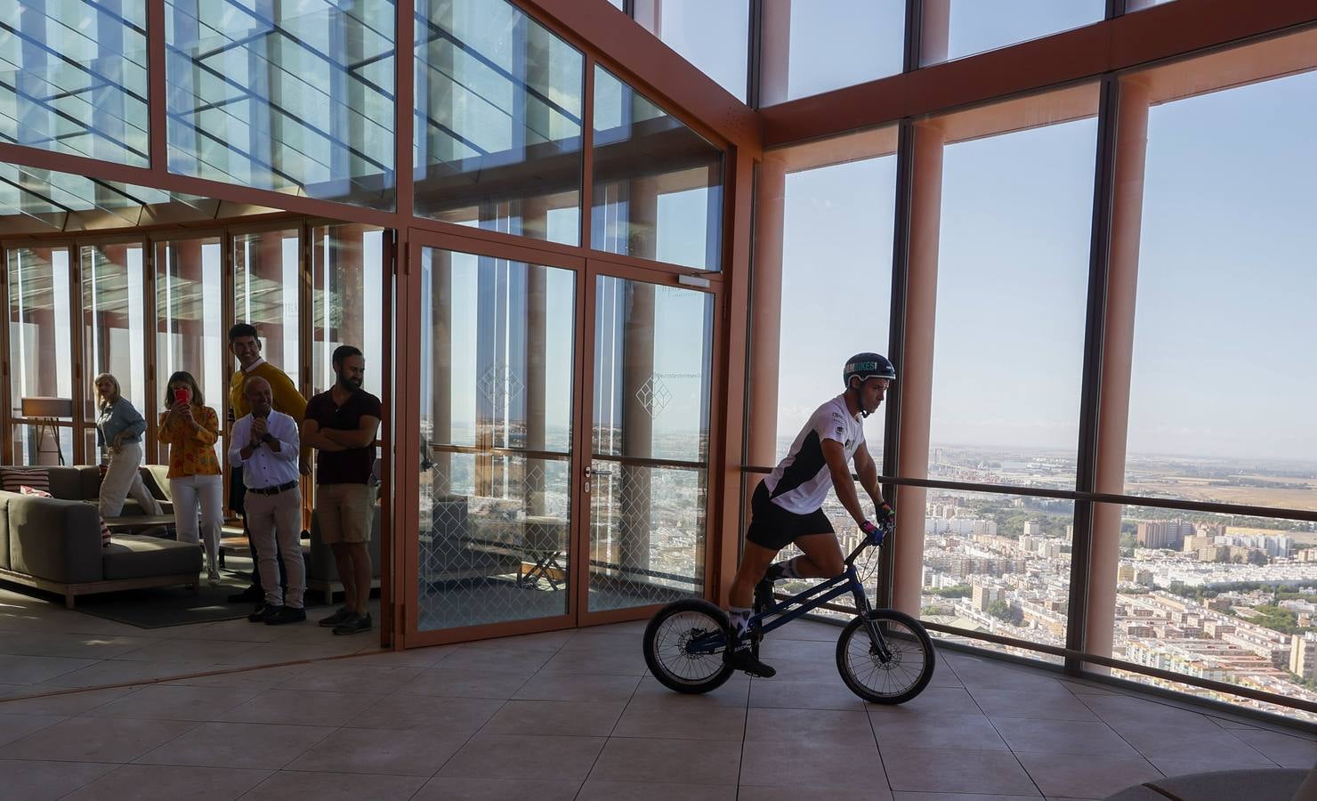 El ciclista Pablo Adame ha logrado un récord mundial al subir cuatro veces Torre Sevilla