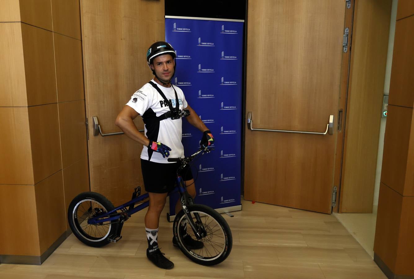 El ciclista Pablo Adame ha logrado un récord mundial al subir cuatro veces Torre Sevilla