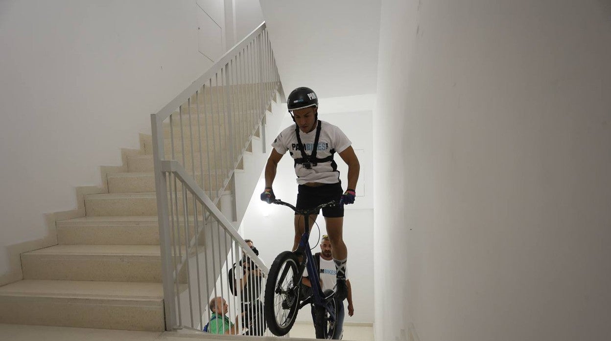 Las imágenes de la subida solidaria en bicicleta a Torre Sevilla para alcanzar un récord mundial