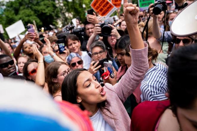 La diputada demócrata Alexandria Ocasio-Cortez en la manifestación de Washington contra la decisión de la Corte Suprema de EEUU