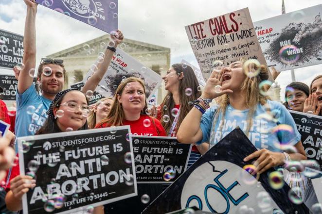 Activistas contra el aborto celebran en respuesta al fallo de la Corte Suprema de Estados Unidos