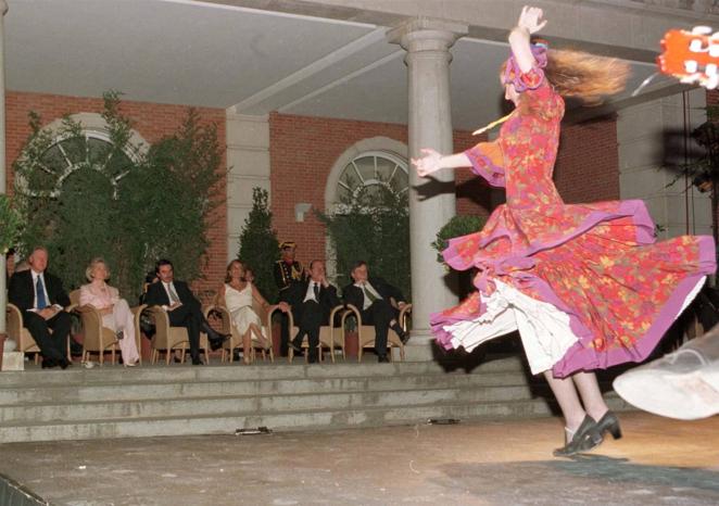 Flamenco como despedida. El presidente de los Estados Unidos, Bill Clinton y su esposa Hillary, el primer ministro español José María Aznar y su esposa Ana Botella, el presidente francés Jacques Chirac y Jean-Claude Juncker, primer ministro de Luxemburgo, observan bailarines de flamenco después de una cena de líderes de la OTAN.