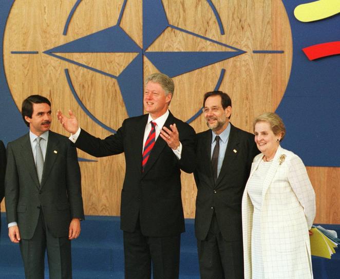 La expasión del Este. El presidente estadounidense, Bill Clinton, y la secretaria de Estado, Madeleine Albright, posan con el presidente del Gobierno español, José María Aznar, y el secretario general de la OTAN, Javier Solana, antes del inicio de la cumbre.