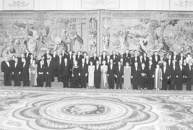 Panorámica completa. Fotografía de familia con los asistentes a la cena en el Palacio Real que ofreció su Majestad el Rey a los jefes de Estado y de Gobierno que participaron en la Cumbre de la OTAN.