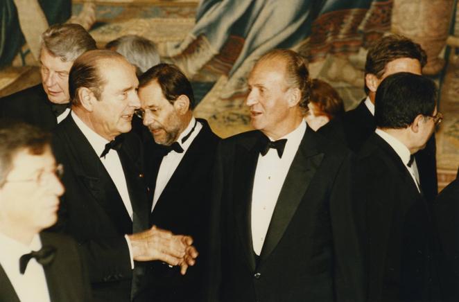 Reunión en Palacio. Jacques Chirac, Javier Solana y el Rey Juan Carlos en la cena ofrecido en el Palacio Real a los jefes de Estado y de Gobierno participantes en la cumbre de la OTAN.