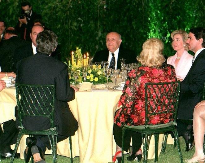 Cena de gala en la Moncloa. El presidente de los Estados Unidos, Bill Clinton; la esposa del presidente del Gobierno español, Ana Botella; el presidente francés, Jacques Chirac; el presidente de Turquía, Suleyman Demirel; la primera dama norteamericana, Hillary Clinton; y el presidente del Gobierno, José Maí]a Aznar, durante la cena de gala celebrada en los jardines del Palacio de la Moncloa.