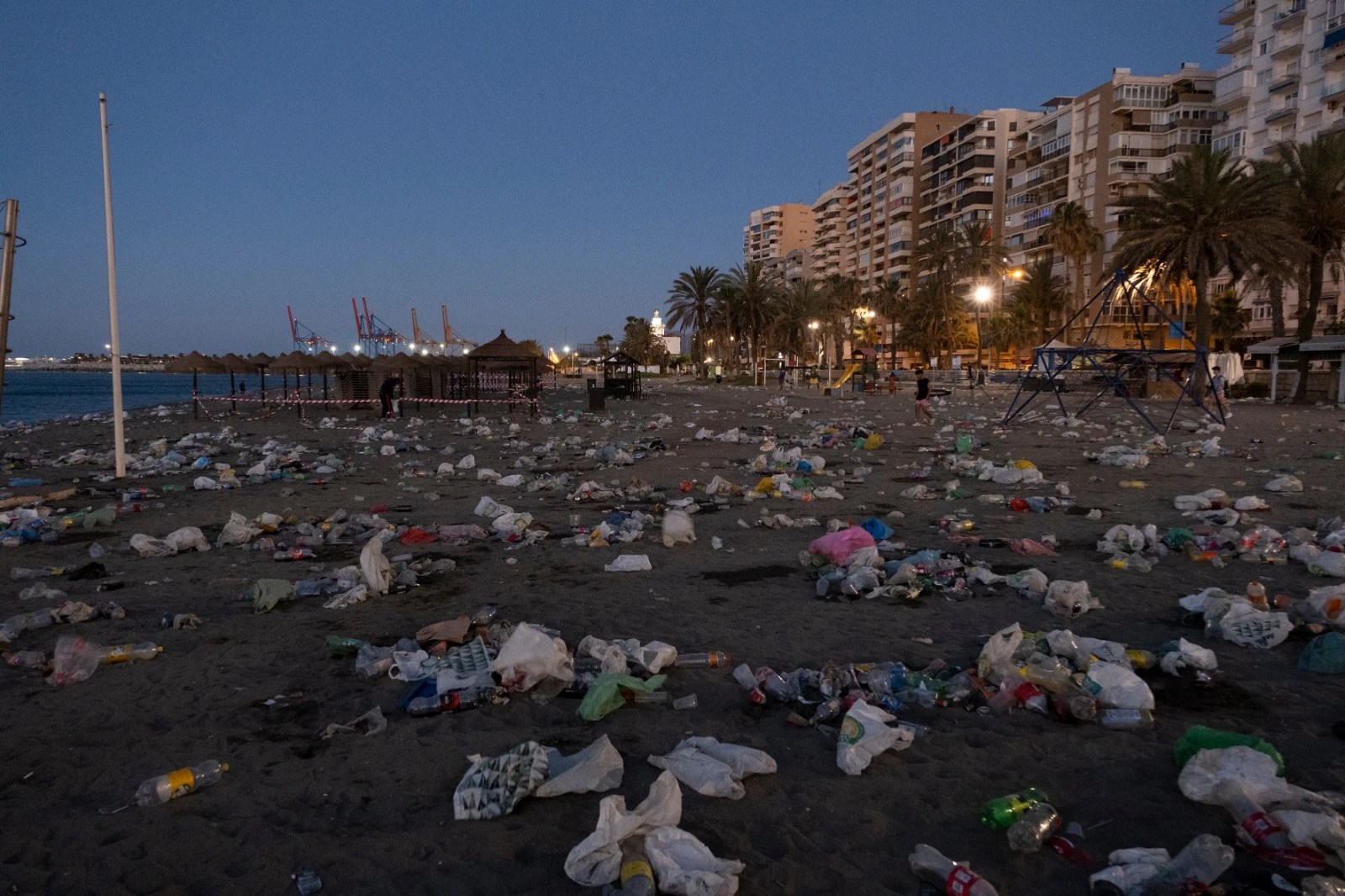Así amanecen las playas de Málaga en la primera resaca de San Juan tras la pandemia
