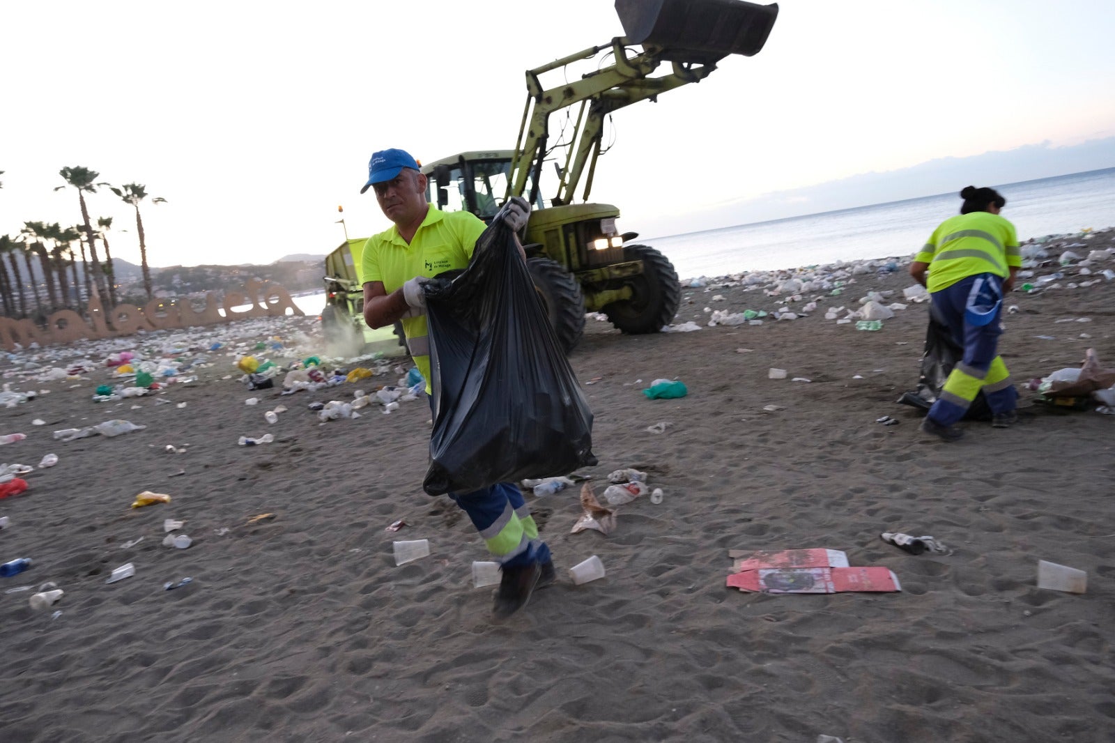 En imágenes, toneladas de basura se acumulan en las playas de Málaga tras la noche de San Juan