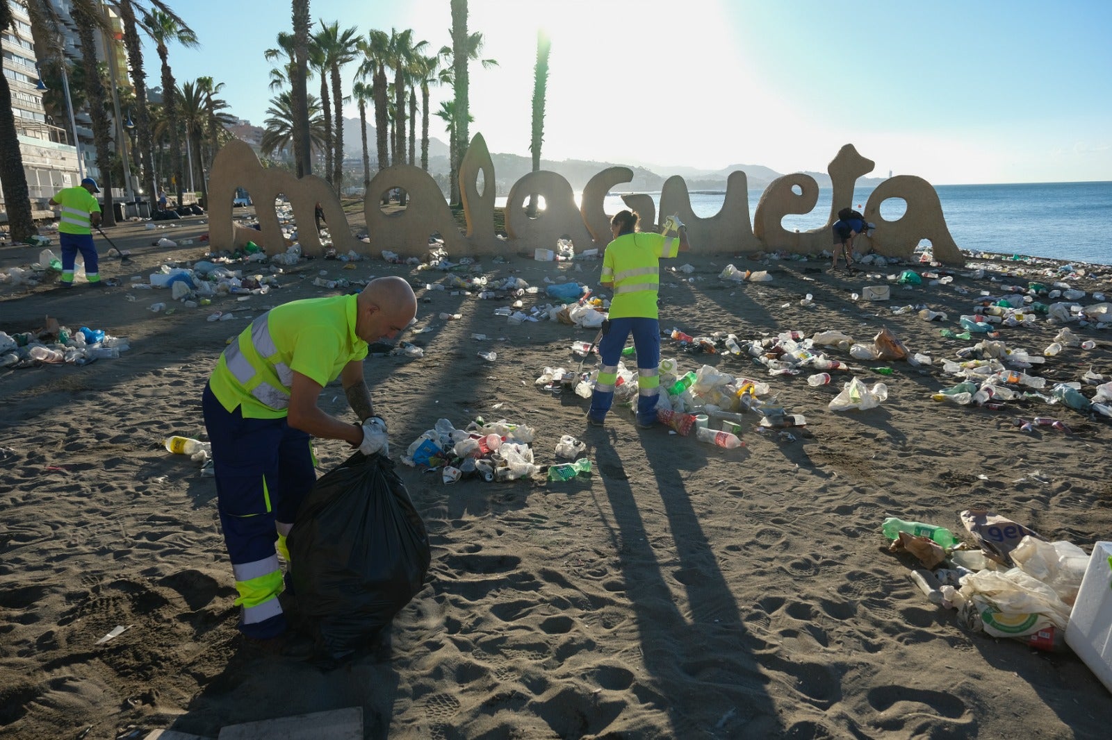 En imágenes, toneladas de basura se acumulan en las playas de Málaga tras la noche de San Juan