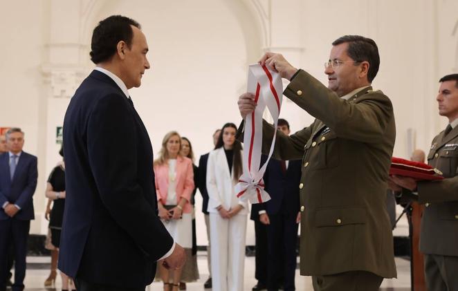 La imposición en Córdoba de la Gran Cruz del Mérito Militar al rector de la UCO, en imágenes