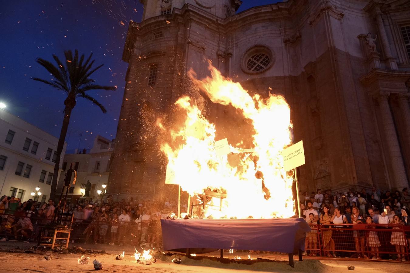 Fotos: Los Juanillos arden en Cádiz