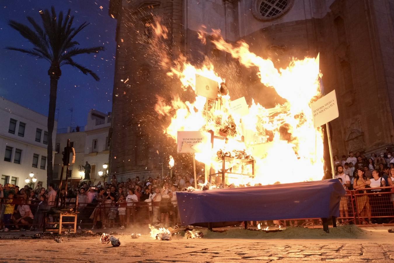 Fotos: Los Juanillos arden en Cádiz