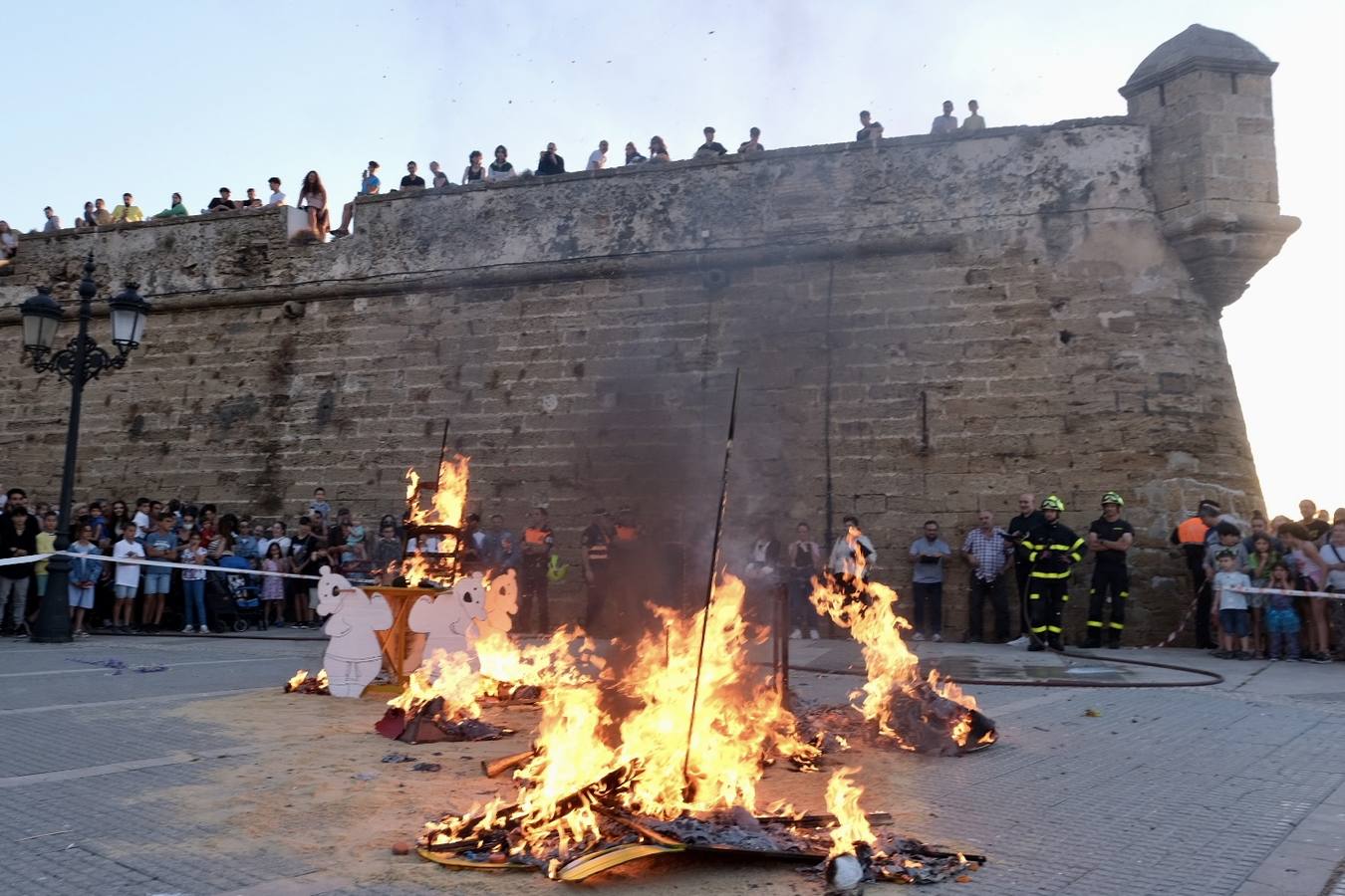 Fotos: Los Juanillos arden en Cádiz