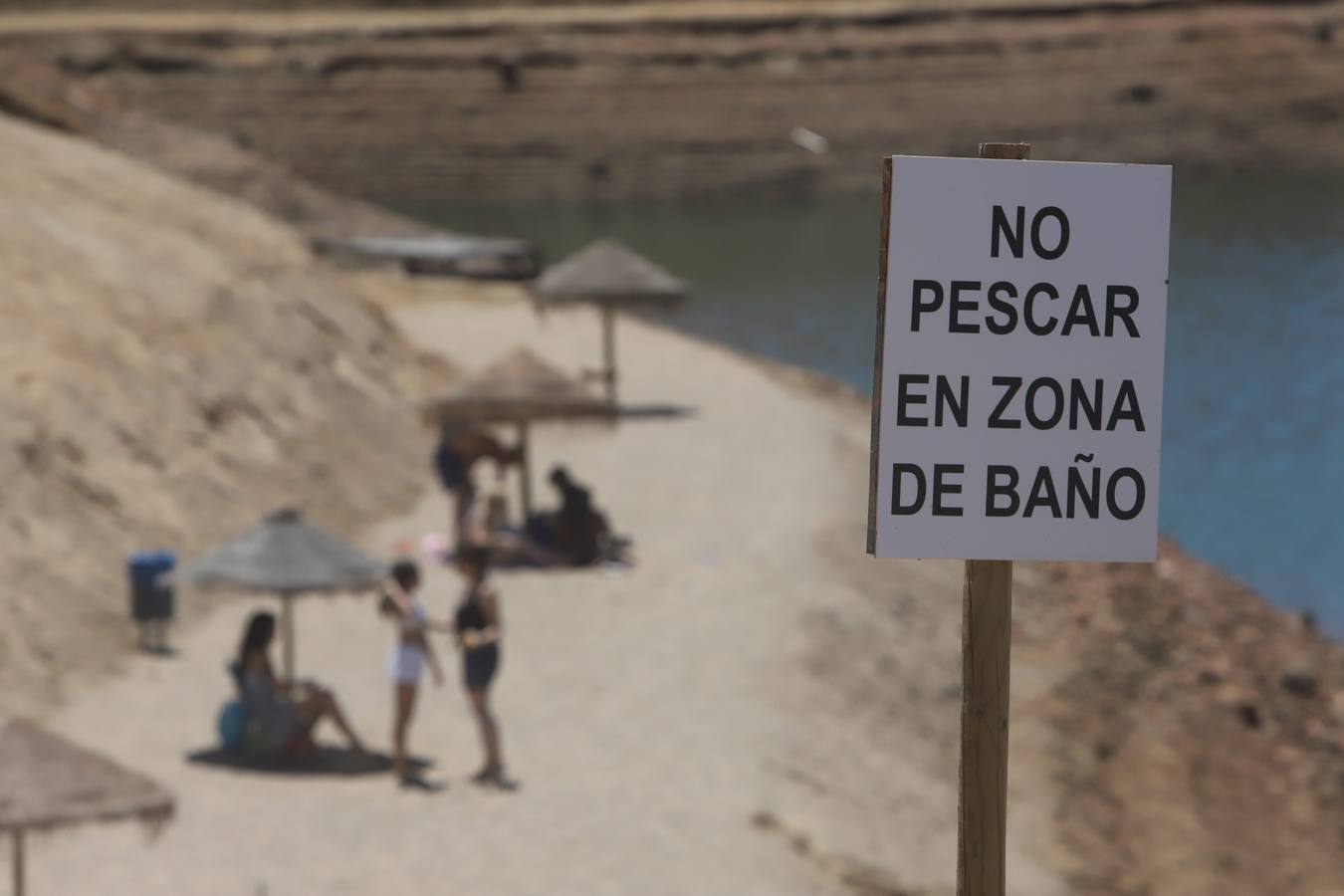 En imágenes, el primer baño veraniego en la playa del embalse de la Breña