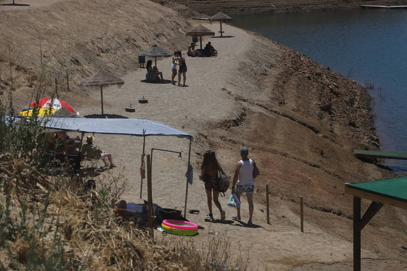 En imágenes, el primer baño veraniego en la playa del embalse de la Breña