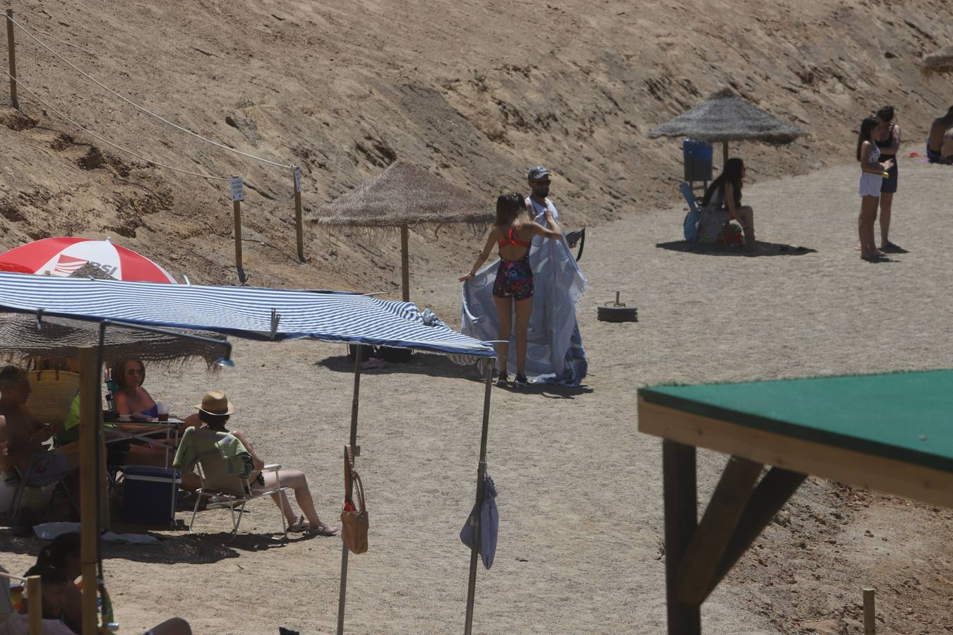 En imágenes, el primer baño veraniego en la playa del embalse de la Breña