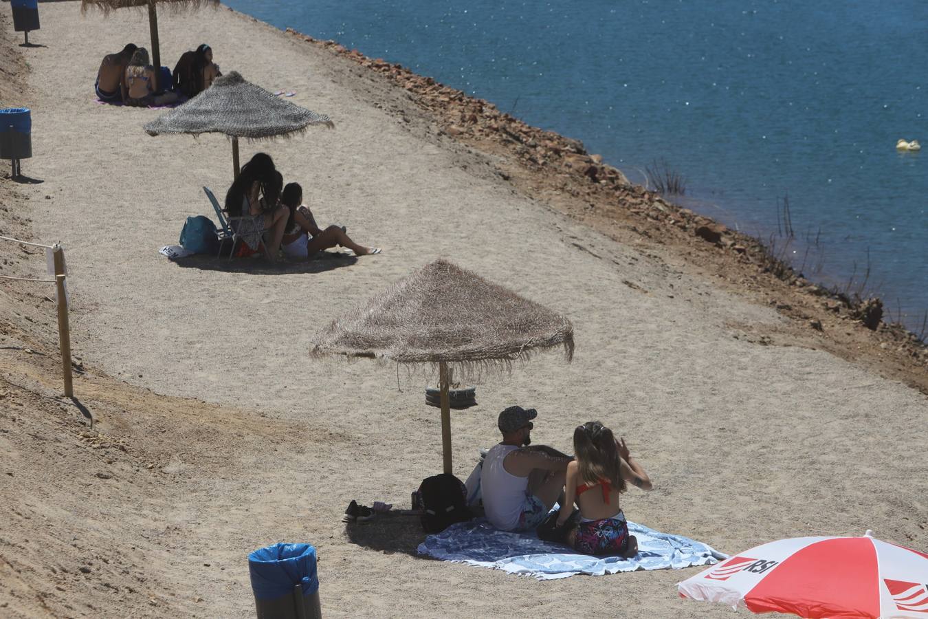 En imágenes, el primer baño veraniego en la playa del embalse de la Breña