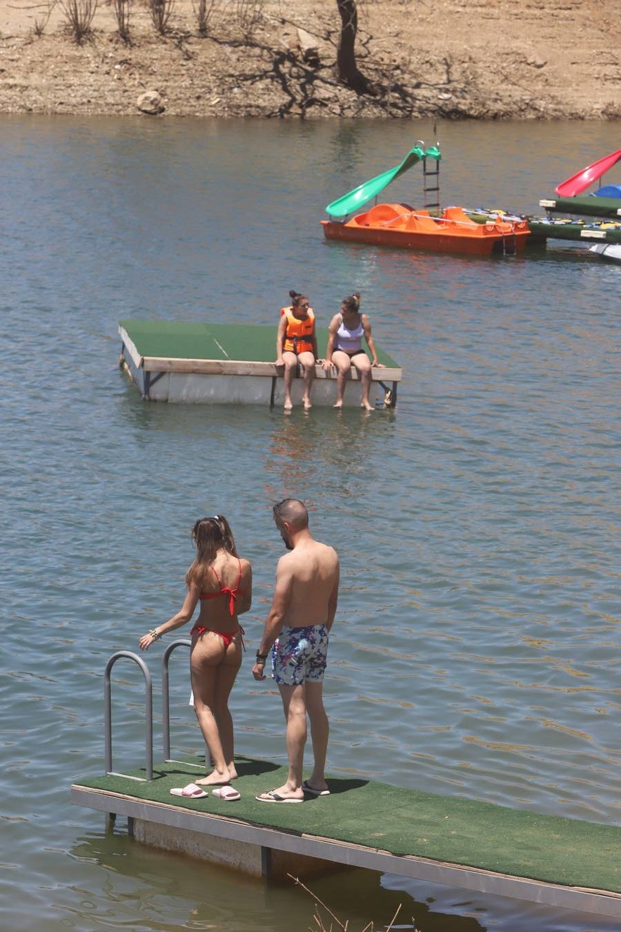 En imágenes, el primer baño veraniego en la playa del embalse de la Breña