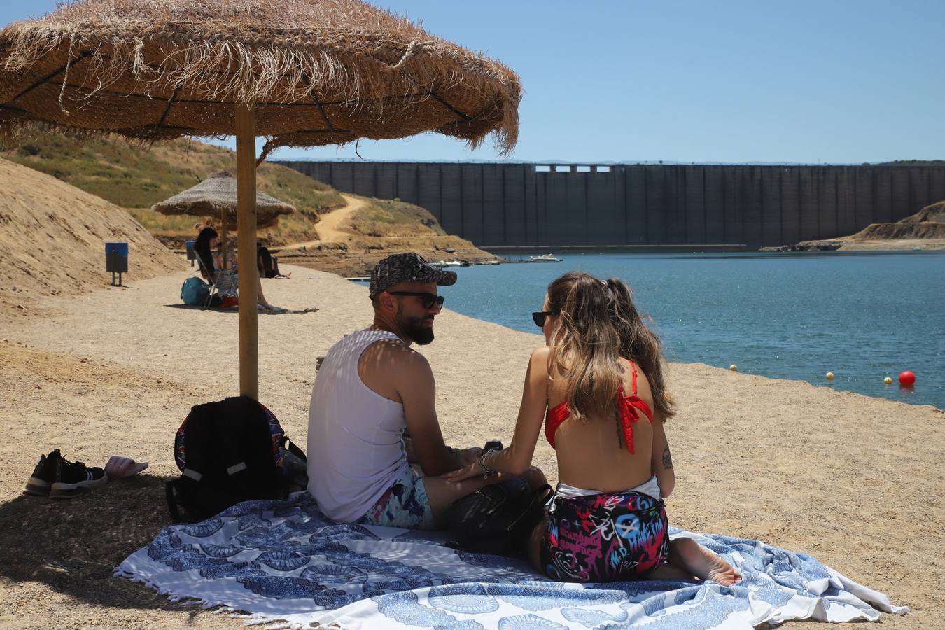 En imágenes, el primer baño veraniego en la playa del embalse de la Breña