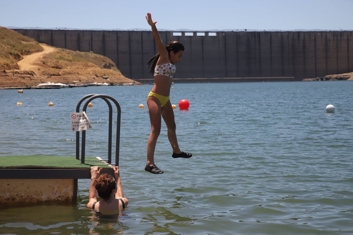 En imágenes, el primer baño veraniego en la playa del embalse de la Breña