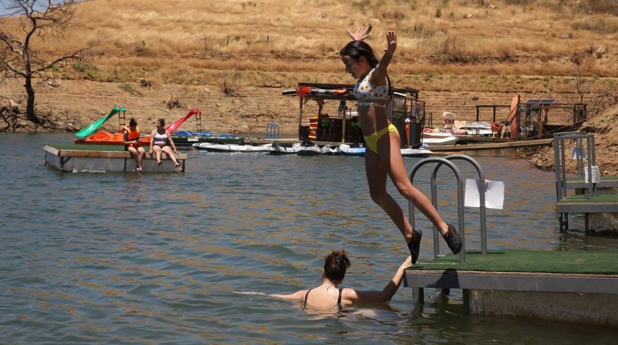 En imágenes, el primer baño veraniego en la playa del embalse de la Breña