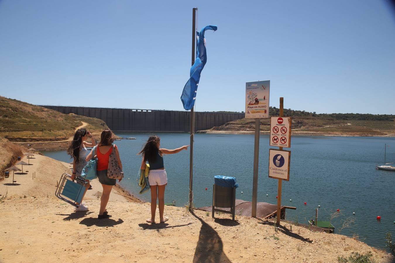 En imágenes, el primer baño veraniego en la playa del embalse de la Breña