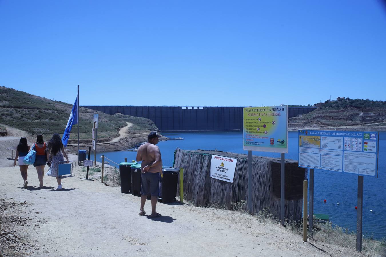 En imágenes, el primer baño veraniego en la playa del embalse de la Breña