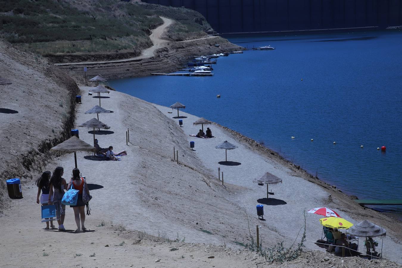 En imágenes, el primer baño veraniego en la playa del embalse de la Breña