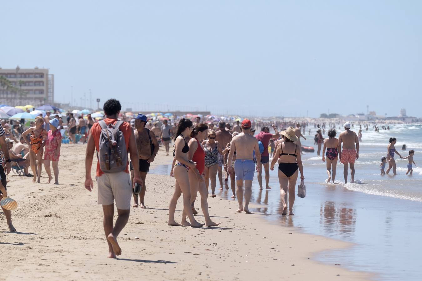 Fotos: El buen tiempo y la brisa de poniente animan el primer fin de semana de verano en Cádiz