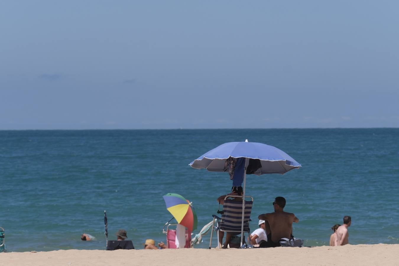 Fotos: El buen tiempo y la brisa de poniente animan el primer fin de semana de verano en Cádiz