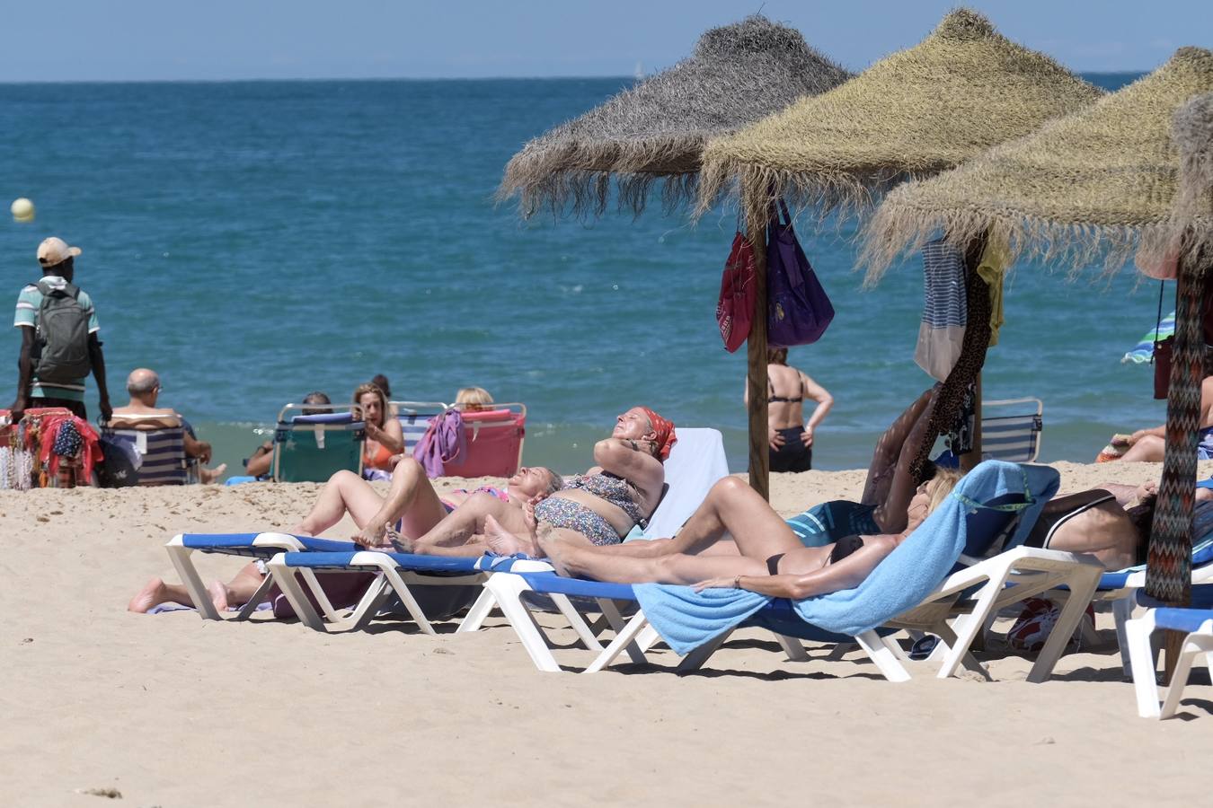 Fotos: El buen tiempo y la brisa de poniente animan el primer fin de semana de verano en Cádiz