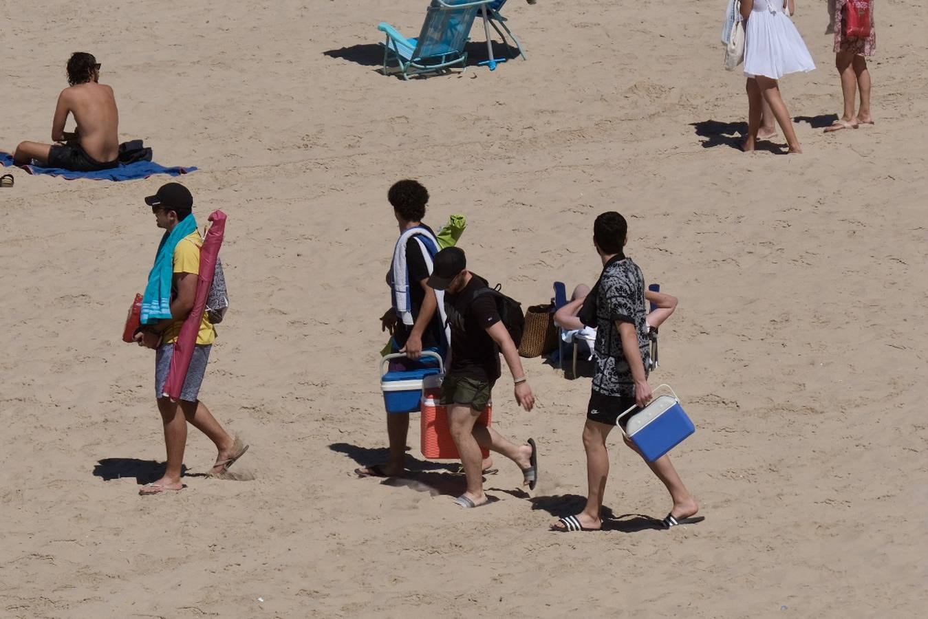 Fotos: El buen tiempo y la brisa de poniente animan el primer fin de semana de verano en Cádiz