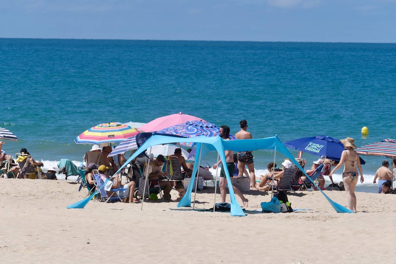 Fotos: El buen tiempo y la brisa de poniente animan el primer fin de semana de verano en Cádiz