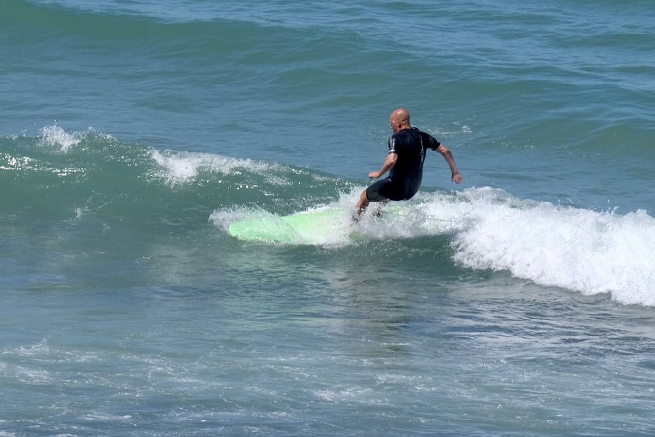 Fotos: El buen tiempo y la brisa de poniente animan el primer fin de semana de verano en Cádiz